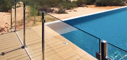Sécuriser votre piscine avec un garde corps extérieur inox