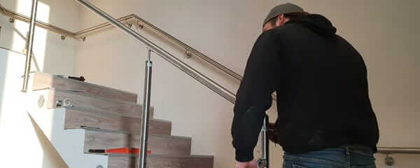 installation-facile-de-garde-corps-en-inox-dans-escalier