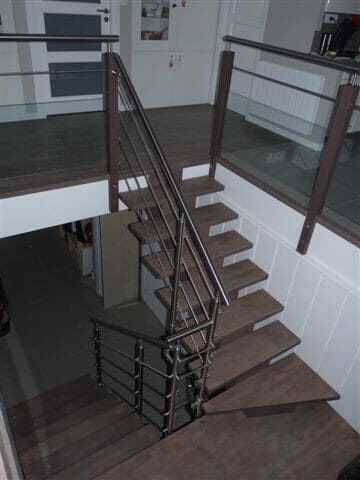Escaliers équipés d'un garde-corps inox, verre et barres