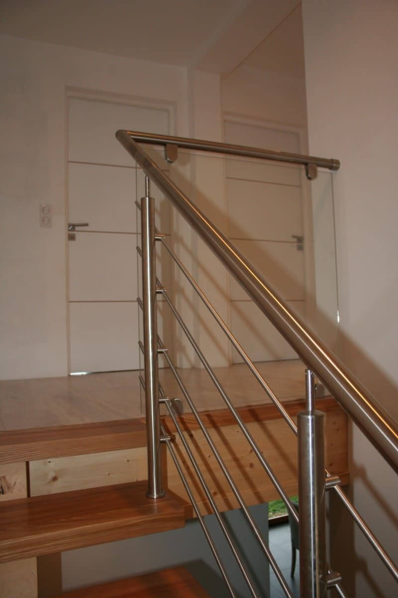 Rambarde inox avec sous-lisses pour l'escalier et vitrage sur le palier