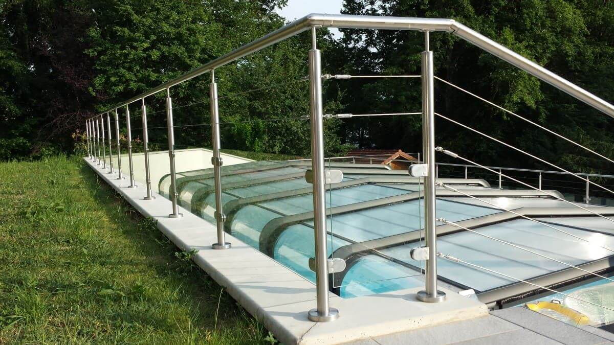 Protection d'une piscine par un garde-corps avec verre et câbles inox