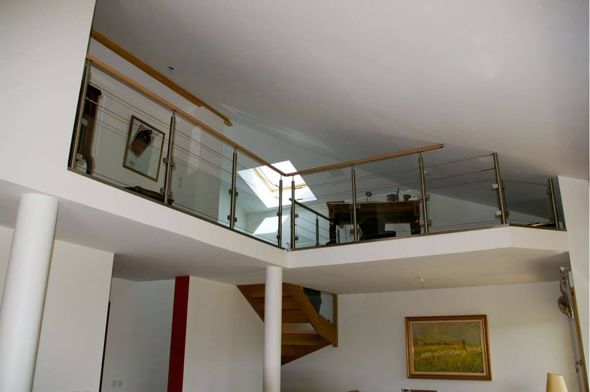 Rambarde inox avec verre et cables sur mezzanine, main courante en chêne