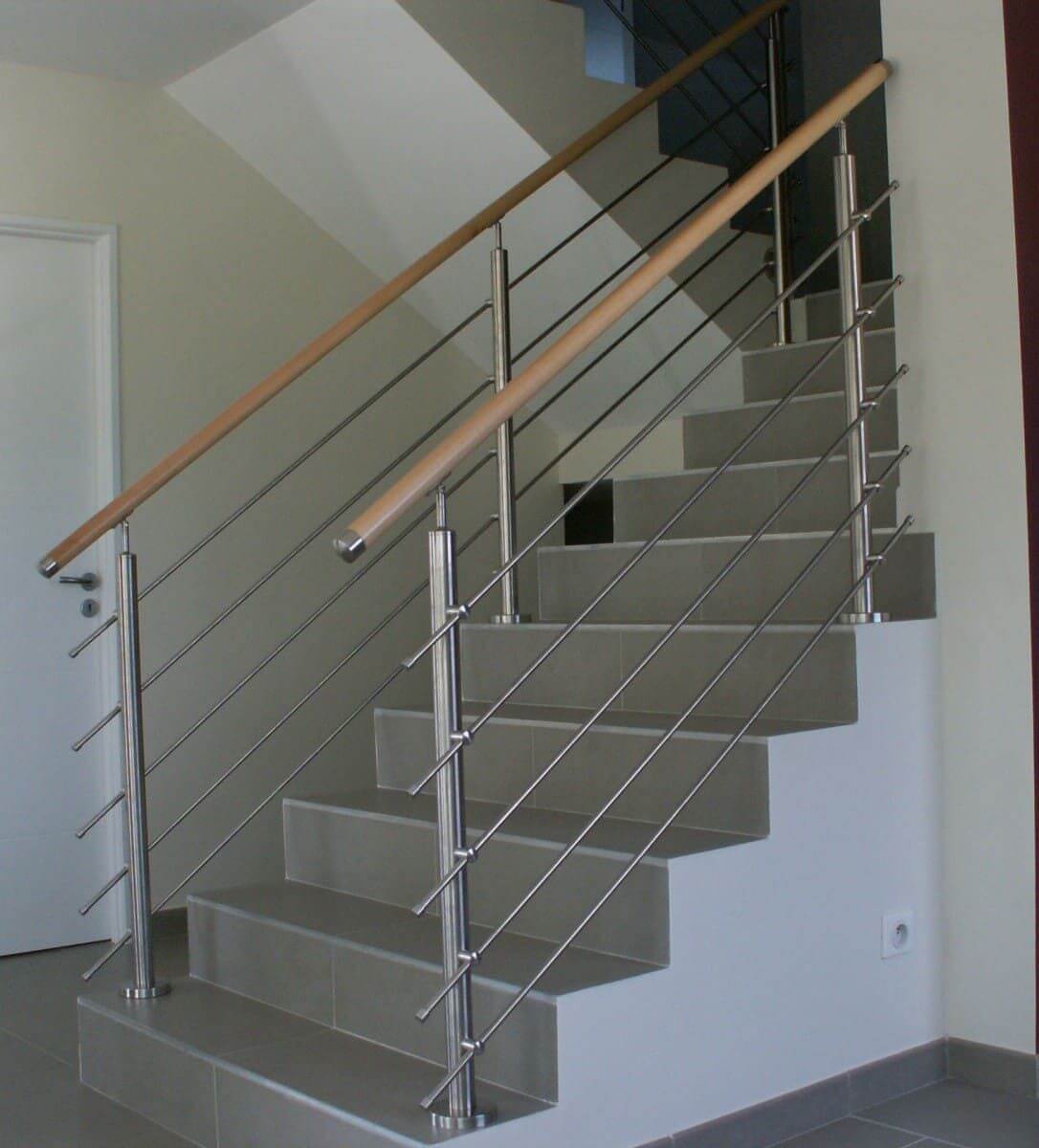 Rampe d'escalier inox avec sous-lisses inox et main courante en hêtre
