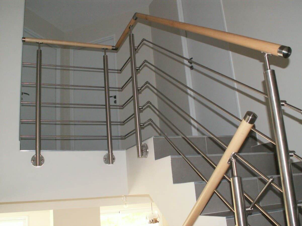 Rampe d'escalier avec sous-lisses inox et main courante en hêtre