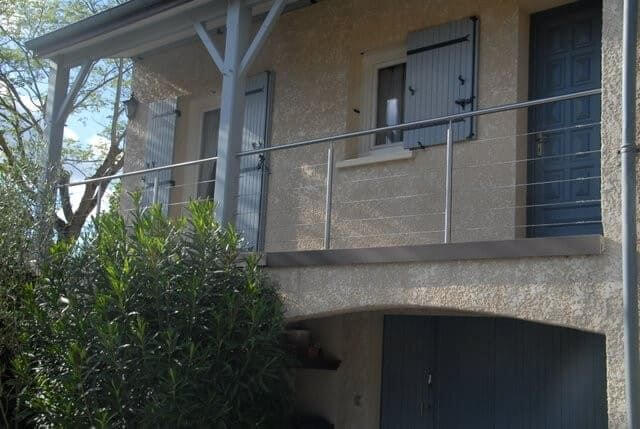 Rambarde en inox avec cables tendus sur balcon de villa