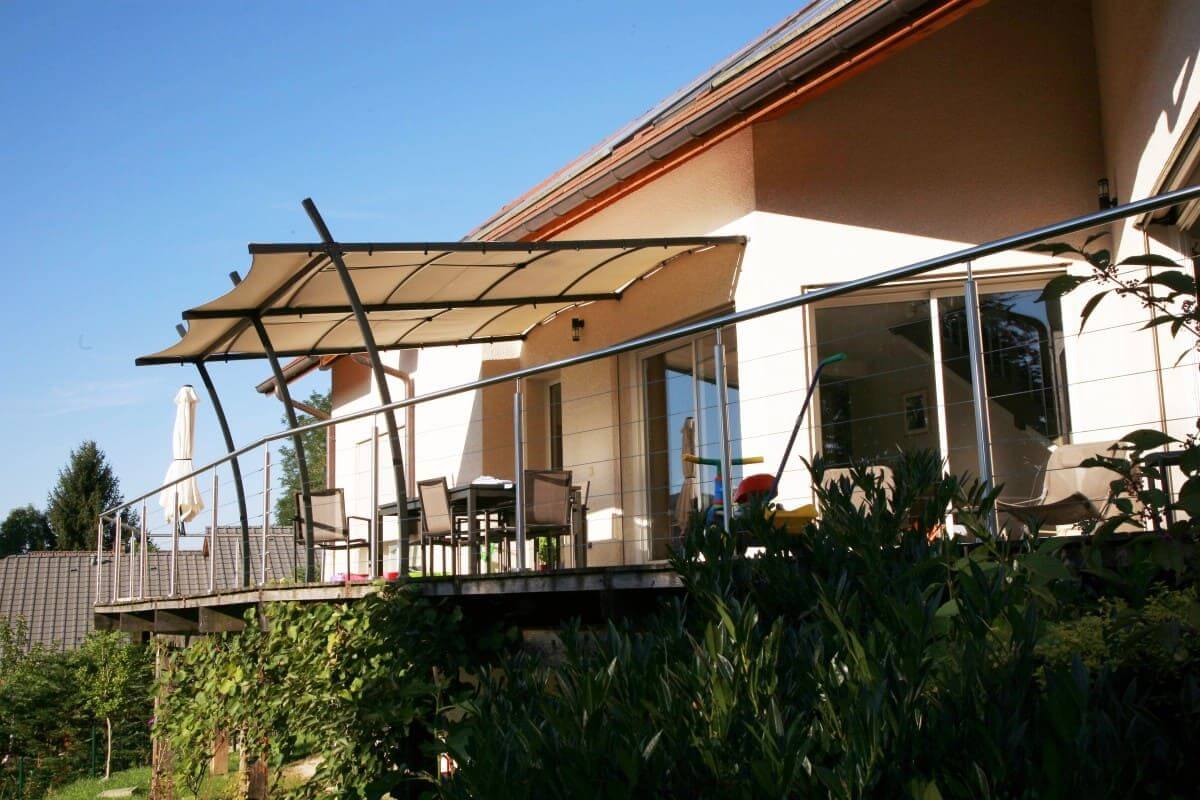 Superbe terrasse agrémentée par un garde-corps inox avec câbles tendus et main courante inox