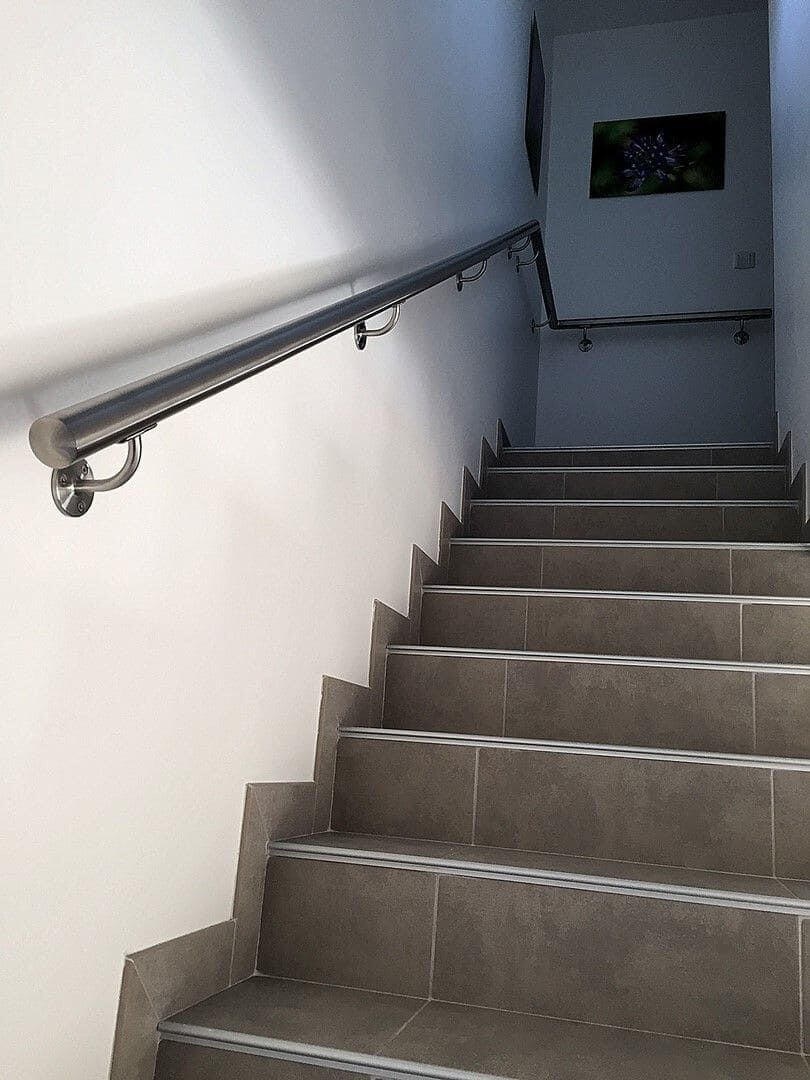 Main courante inox dans escalier tournant avec palier