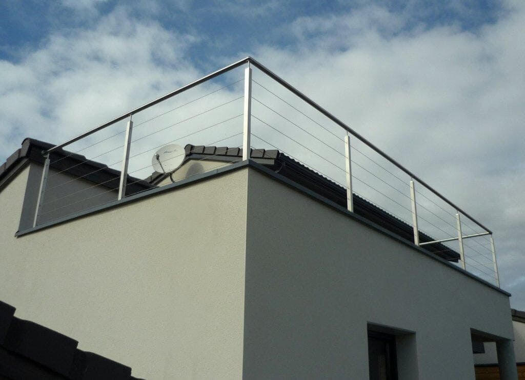 Vue dégagée pour cette terrasse en hauteur grace à un garde-corps avec des cables inox